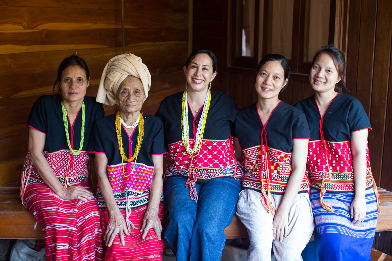 Angela with the team of makers in Thailand. Where all the Baan de Sol products are create by hand